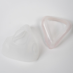 Une paire de pièces produites par moulage par injection de silicone