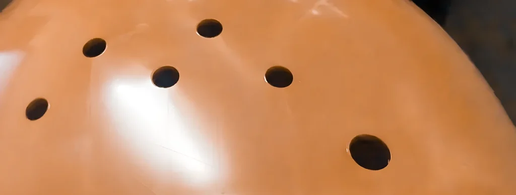 Hole structure in plastic part