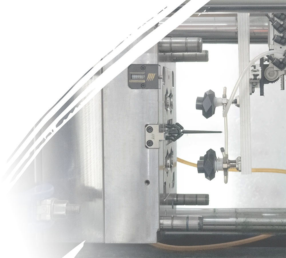 Cosmetische doppen met een 2×2 opmaak worden geproduceerd op spuitgietmachines door middel van het omspuitproces.